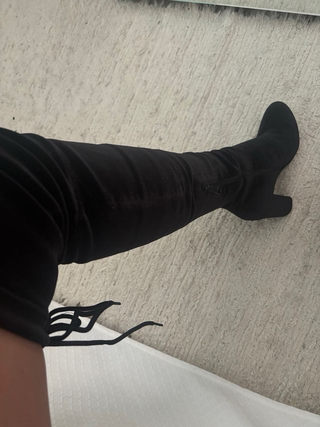 Botas altas negras de terciopelo