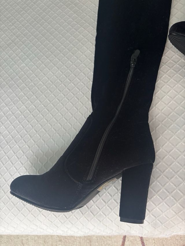 Botas altas negras de terciopelo