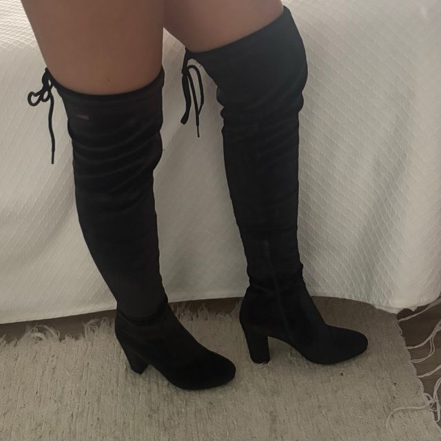 Botas altas negras de terciopelo