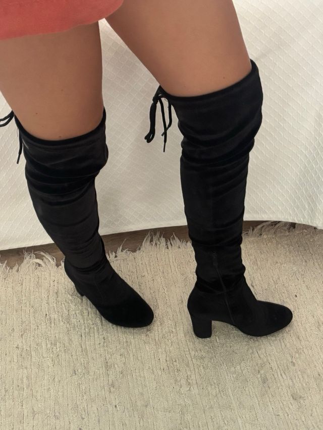 Botas altas negras de terciopelo