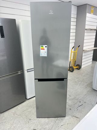 Nevera Indesit plateada