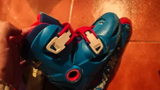 Patines en línea azules y rojos