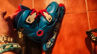 Patines en línea azules y rojos