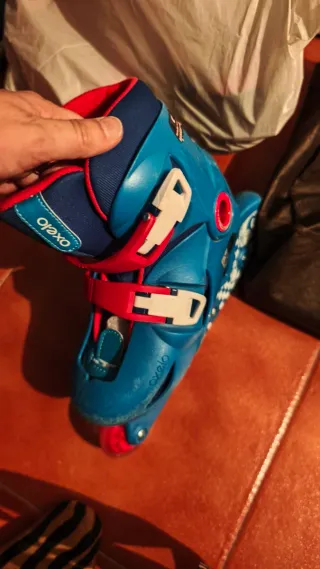 Patines en línea azules y rojos