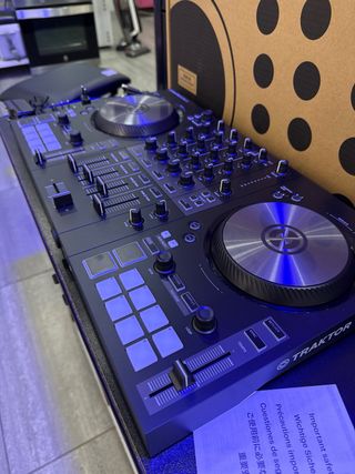 Controlador DJ Traktor Kontrol S3 a estrenar 
