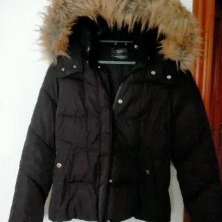 Chaqueta negra Bershka con capucha