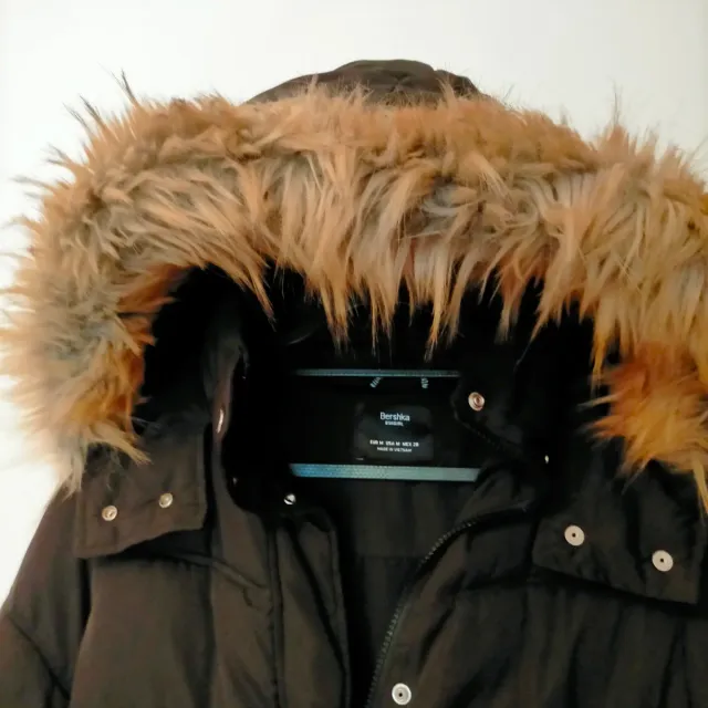 Chaqueta negra Bershka con capucha