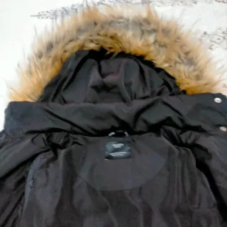 Chaqueta negra Bershka con capucha