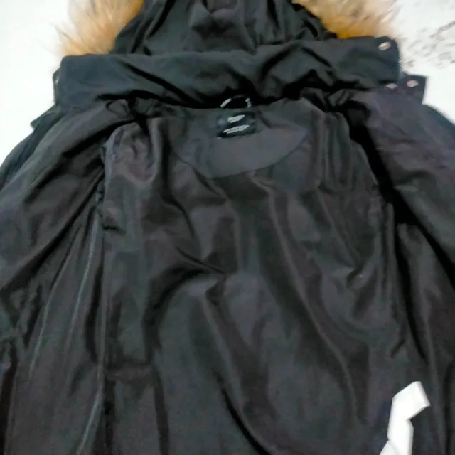 Chaqueta negra Bershka con capucha