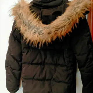 Chaqueta negra Bershka con capucha