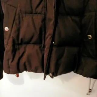 Chaqueta negra Bershka con capucha