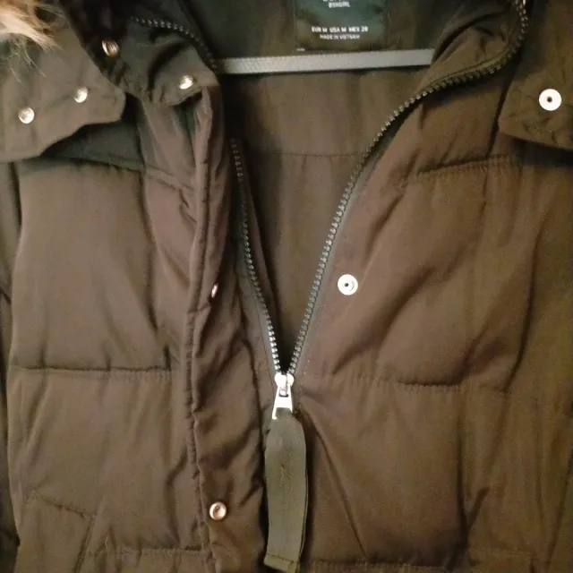 Chaqueta negra Bershka con capucha