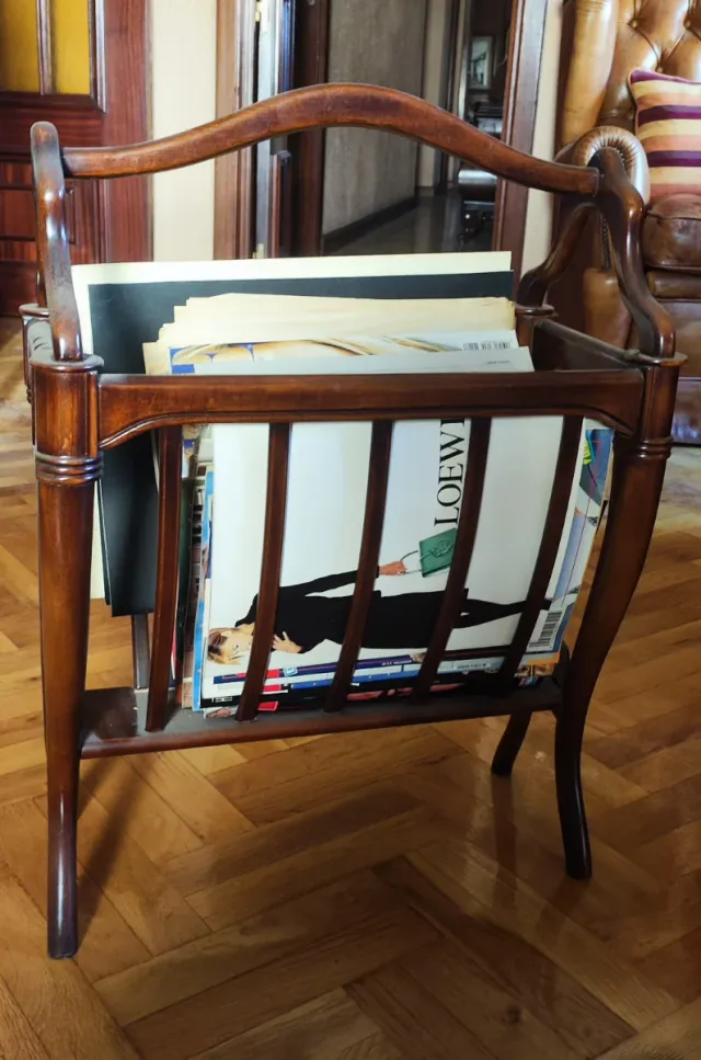 Revistero de madera clásico