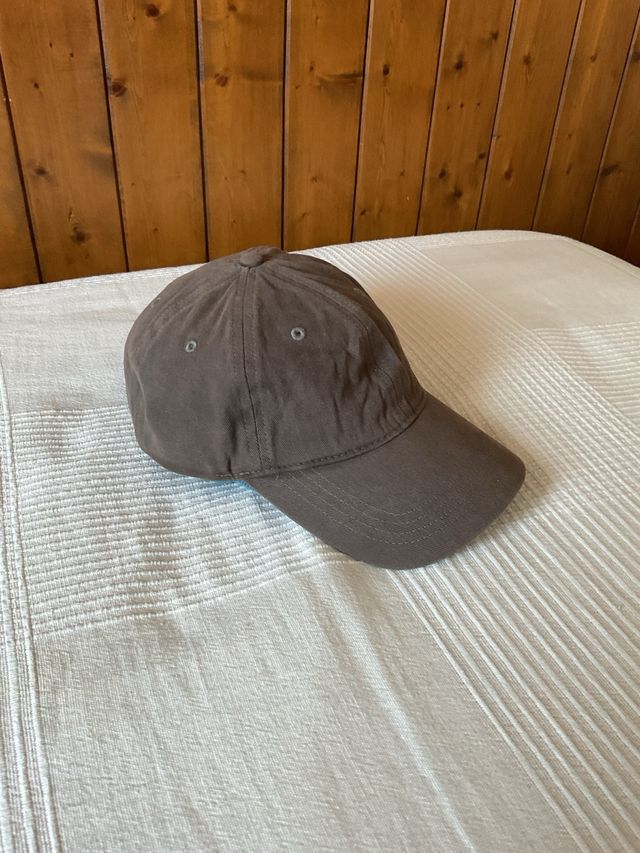 Gorra C&A gris