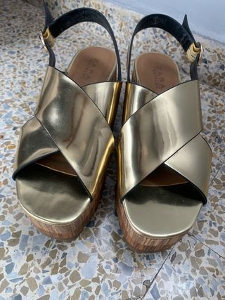Sandalias Zara doradas plataforma