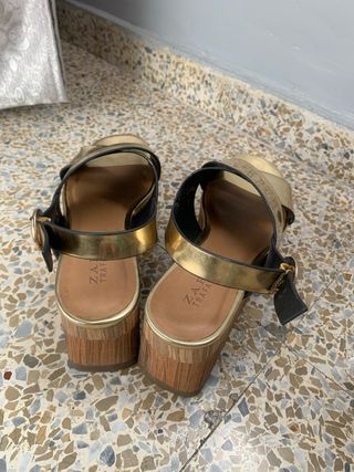 Sandalias Zara doradas plataforma