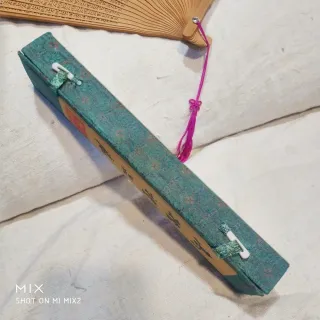 Abanico artesanal de madera de sándalo en su caja.