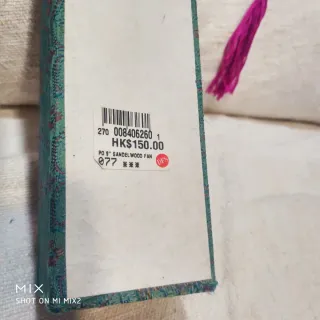 Abanico artesanal de madera de sándalo en su caja.