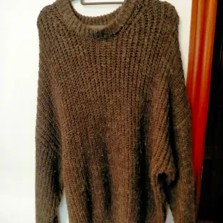 Vestido de punto color gris.
