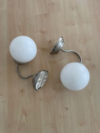 Apliques de pared plateados y blancos