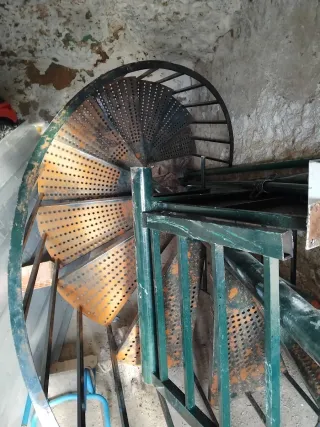 Escalera de caracol metálica