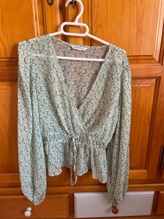 Blusa Stradivarius floral verde S