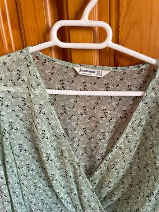 Blusa Stradivarius floral verde S