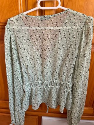 Blusa Stradivarius floral verde S