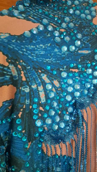 Traje de baile sexy azul con flecos y pedrería