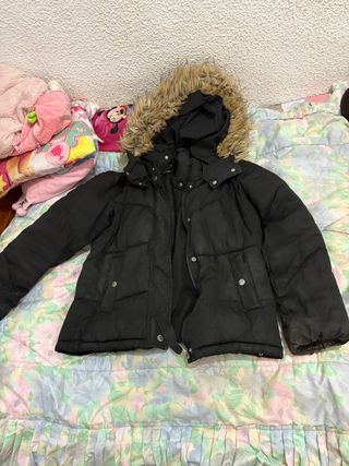Chaquetón negro con capucha