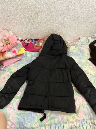 Chaquetón negro con capucha