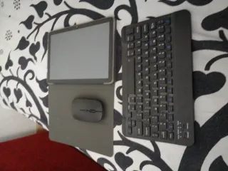 Tableta con teclado y ratón
