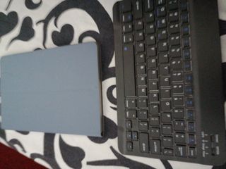 Tableta con teclado y ratón
