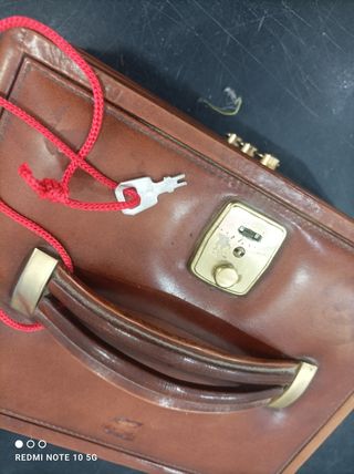 Joyero  marrón con bisutería