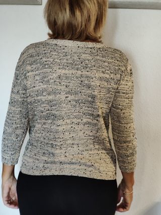 Jersey beige y gris con botón