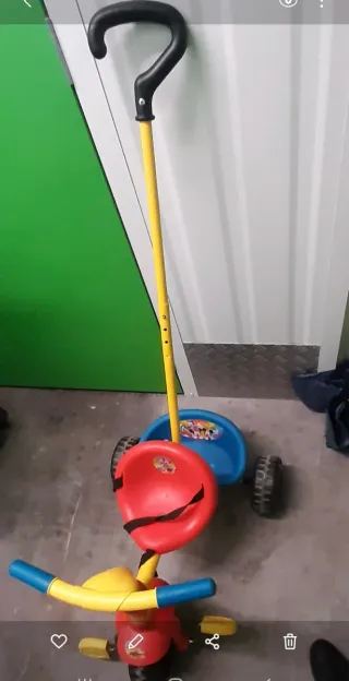 Triciclo infantil naranja, azul y amarillo