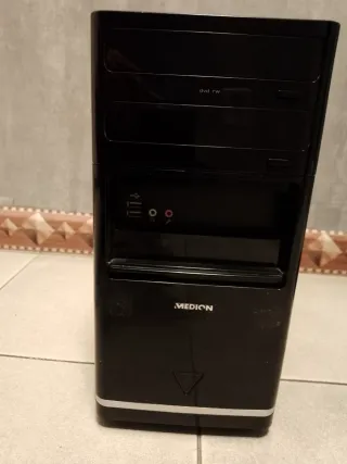 Torre PC Medion para piezas o reparación.