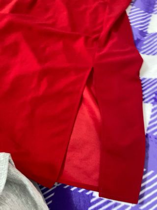 Vestido rojo elegante con abertura