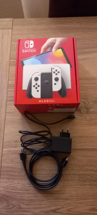 Nintendo Switch OLED + 6 giochi + accessori.