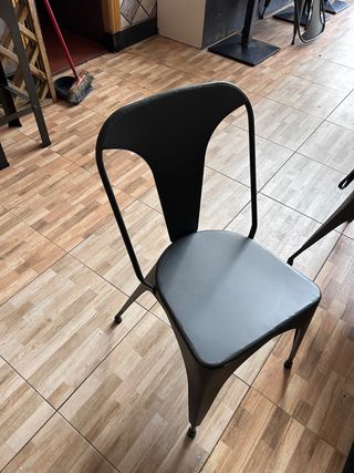 Sillas metálicas grises (cafetería, restaurante)