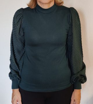Blusa verde con mangas abullonadas