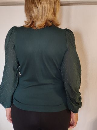Blusa verde con mangas abullonadas