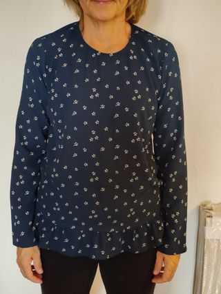 Blusa azul con estampado floral