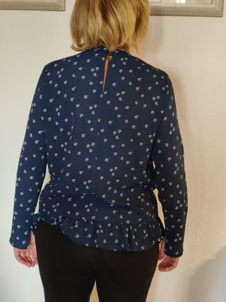 Blusa azul con estampado floral