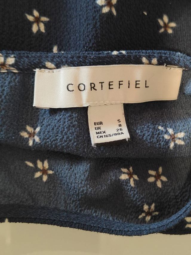 Blusa azul con estampado floral