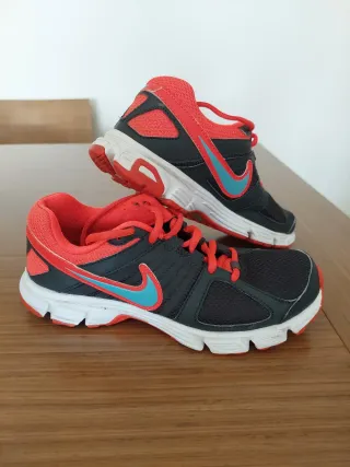 Zapatillas Nike Mujer Grises y Coral