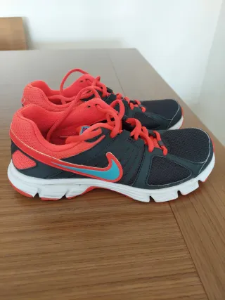 Zapatillas Nike Mujer Grises y Coral