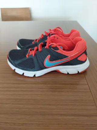 Zapatillas Nike Mujer Grises y Coral