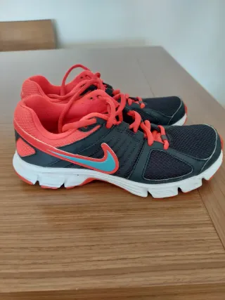 Zapatillas Nike Mujer Grises y Coral