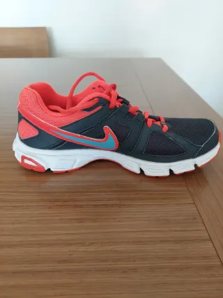 Zapatillas Nike Mujer Grises y Coral